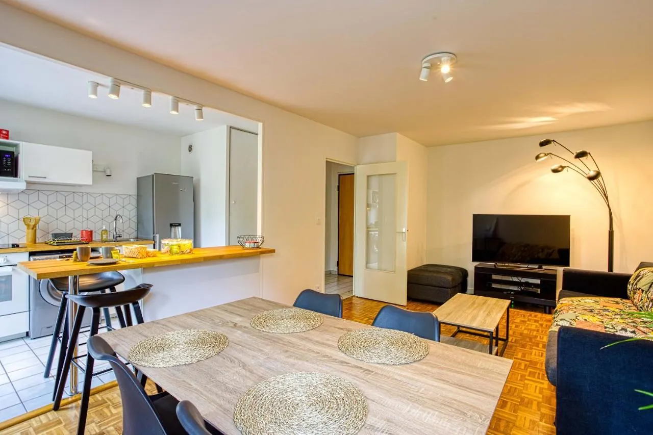 Part Dieu. Appartement rénové avec box garage Lyon France